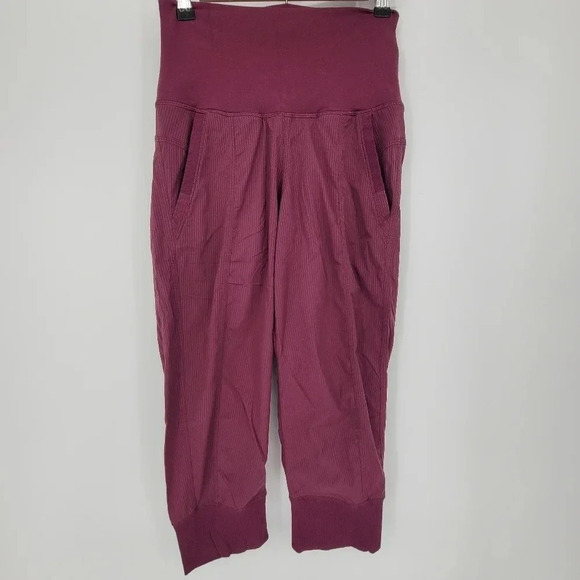 lululemon athletica Pants - Lululemon in flux cropped capri hi rise plum pants size 4